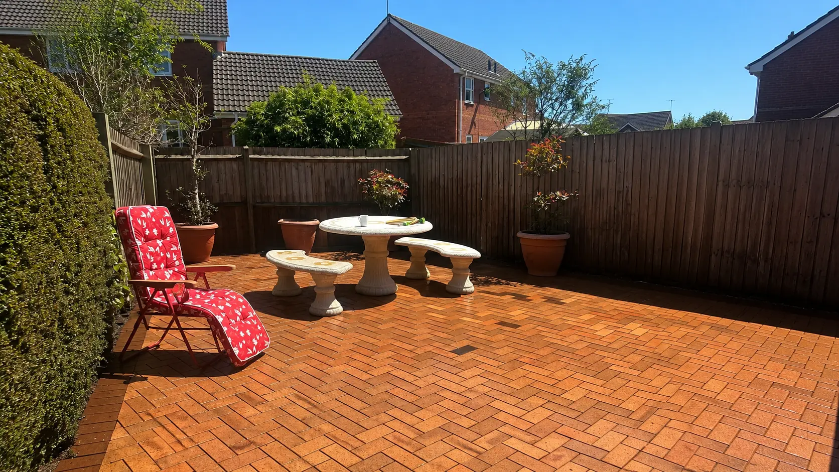 A clean free and tidy patio.
